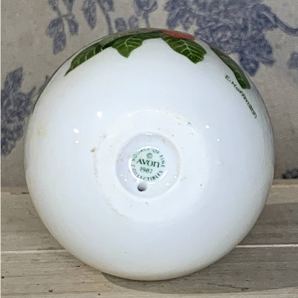 Avon Winter's Treasure 1987 Christmas Egg - Picture 4 of 4